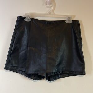SPYMASTER Faux Leather Skort Medium Black Skirt Shorts Contemporary Moto Vegan